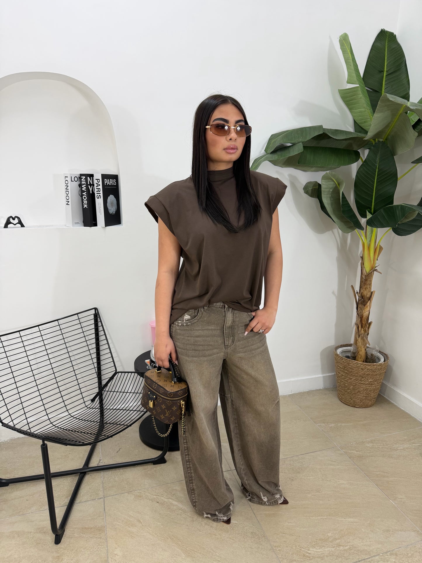 Shirt smanicata con spalline marrone-8892