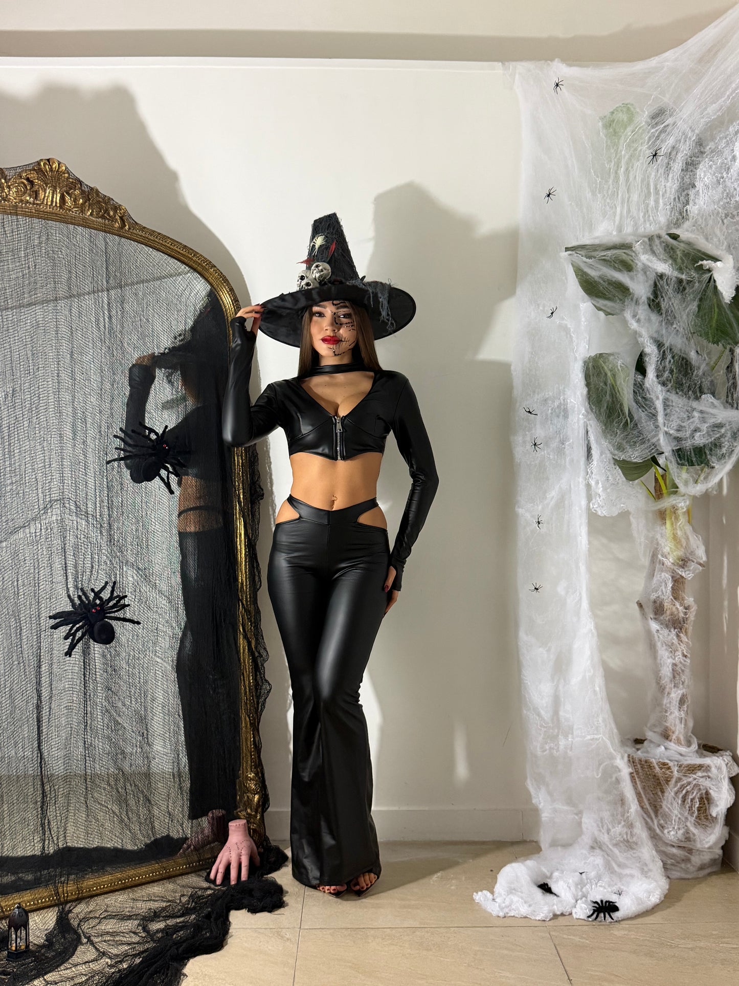 Coordinato “strega” in pelle nero