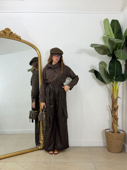 Pantalone in pelle marrone con tasche