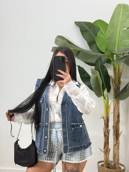 Gilet in denim sfrangiato